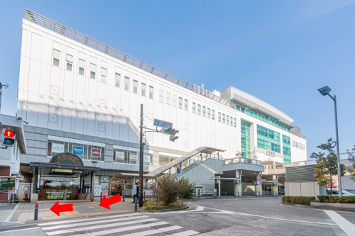 小田原駅東口を右手に向かいます